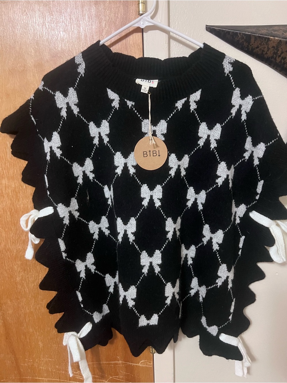 Black & White Bow-Pattern Women's Sweater
